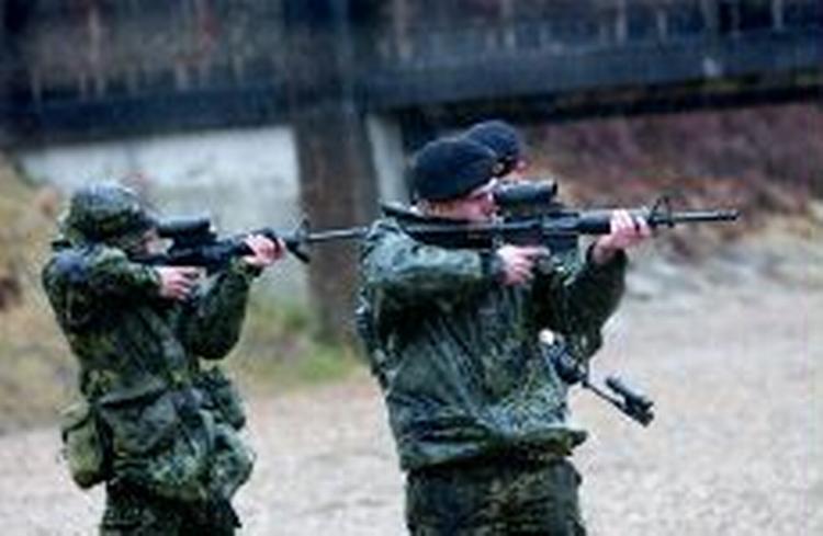 Soldater fra det jyske Dragonregiment gjorde i går klar til at flyve til Kosova. Af de 96 soldater på vej er de 77 infanterisoldater, 15 fra jægerkorpset og fire fra telegraftropperne. - Foto: Rasmus Baaner 
