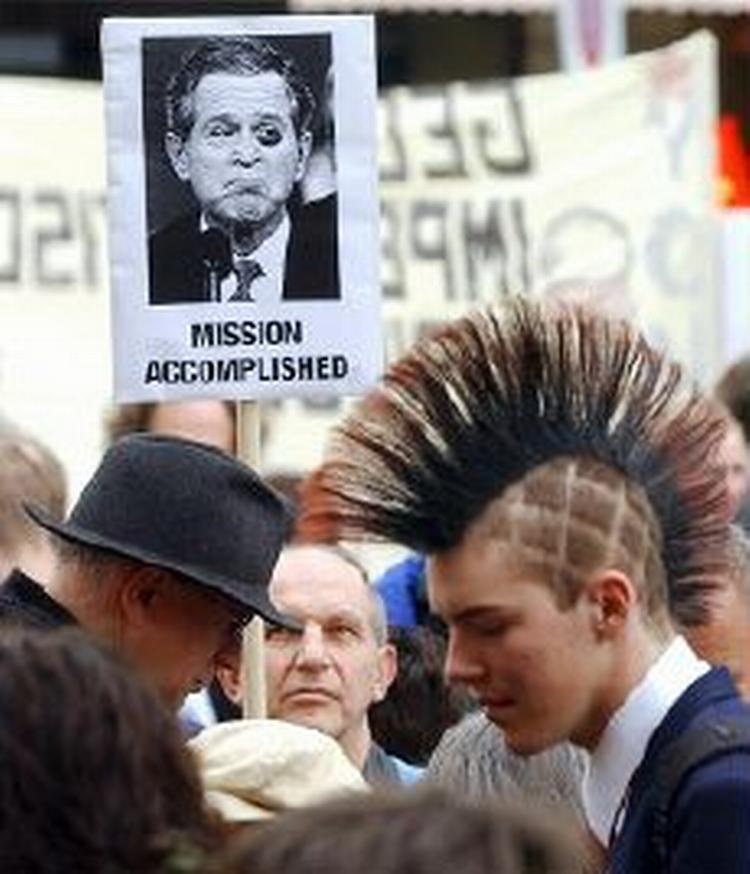 Demonstranter i Basel, Schweiz. - Foto: AP 