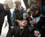 Fire serbiske kvinder trøster en fortvivlet flygtning i byen Kosovska Mitrovica. Kvinderne er alle blevet fordrevet fra deres hjemby Svinjare. - Foto: AP 
