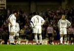 Real Madrid er i krise - her symboliseret af Zidane, Raúl og Beckham under aftenens kamp i Bilbao. - Foto: AP 