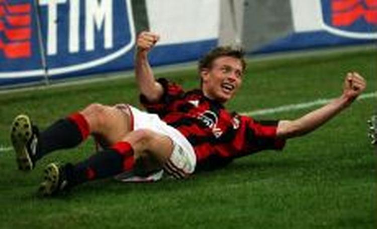 Jon Dahl tager et jubel-kur efter et af sine to mål mod Parma. - Foto: AP 