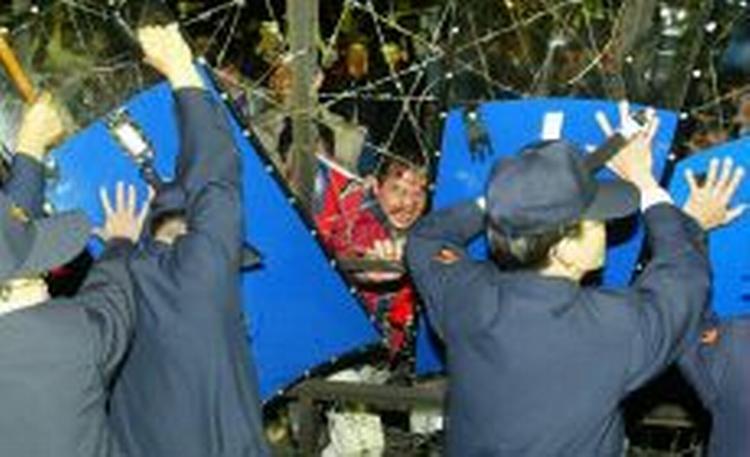 Politi og demonstranter har i nat haft heftige sammenstød i byen Taichung i den centrale del af Taiwan. - Foto: AP 