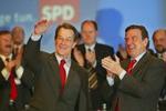 Til venstre den nye formand Müntefering ved siden af Schröder. - Foto: AP 