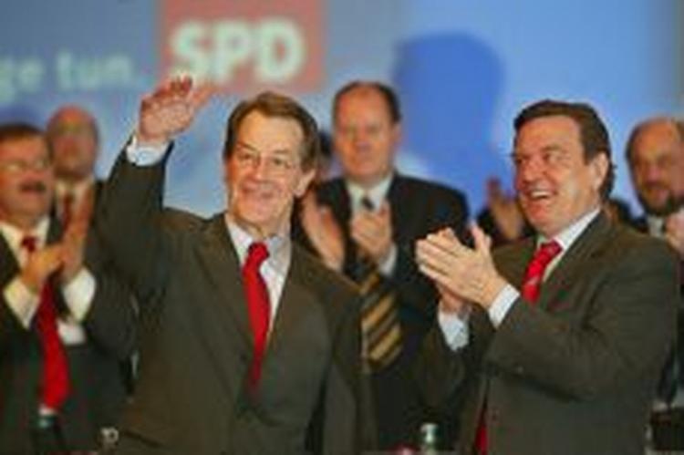 Til venstre den nye formand Müntefering ved siden af Schröder. - Foto: AP 