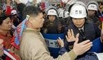 Politiet holder demonstranter i ave foran præsidentpaladset i Taipei. - Foto: AP 