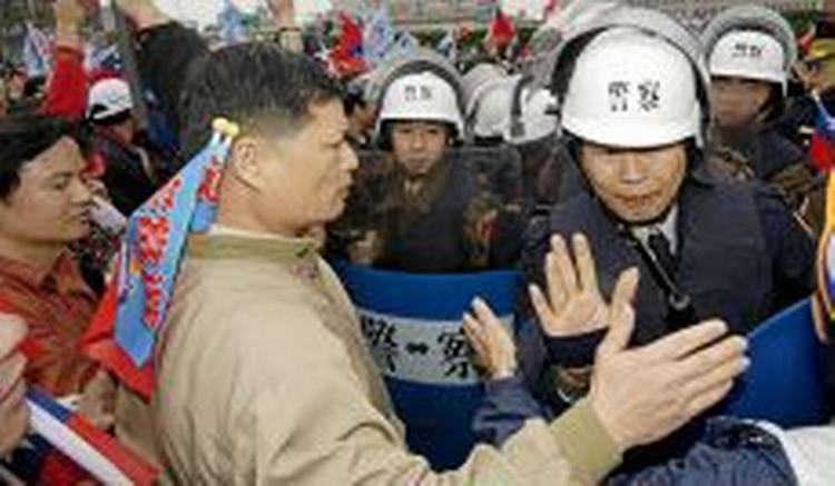 Politiet holder demonstranter i ave foran præsidentpaladset i Taipei. - Foto: AP 