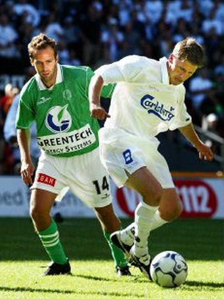 »Jeg er med 120 procents sikkerhed ikke AB-spiller efter sommerferien«, siger Kenny Thorup, her i kamp mod Peter Nielsen, tidligere FCK. - Arkivfoto: Linda Johansen 