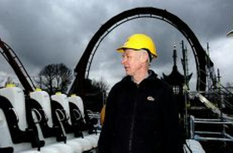 Projektchef Jørgen Juhl Jørgensens navn står på en af vanddunkene, der gør det ud for menneskekroppe under testkørslerne. Men selv om han er chef for byggeriet af Dæmonen i Tivoli, skal han ikke have en tur. 