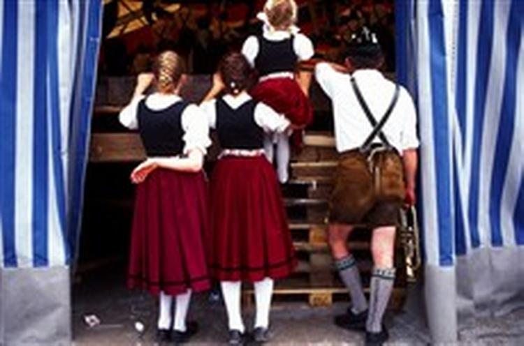 De bayriske læderbuksestøtteordninger og tilskuddet til dirndl-beklædning falder bort. Gennem nye tilskud har Bayerns ministerpræsident dog fået reddet oktoberfesten. - Foto: Horst Friedrichs 