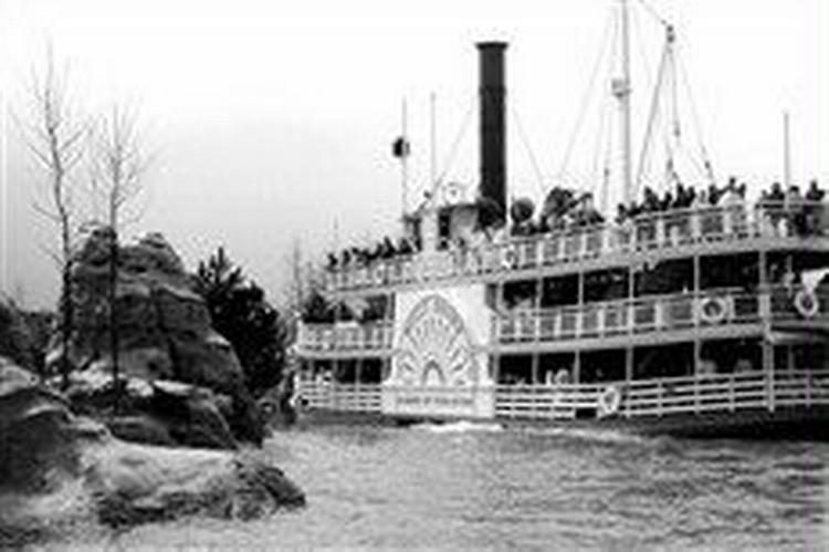 Turisterne stævner uden om forlystelserne i Euro Disney, der ikke skal kalkulere med penge fra moderselskabet i USA. - Arkivfoto: Kurt Hardi 