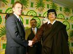 Gaddafi og Blair giver hånd i teltet i udkanten af Tripoli. - Foto: AP 