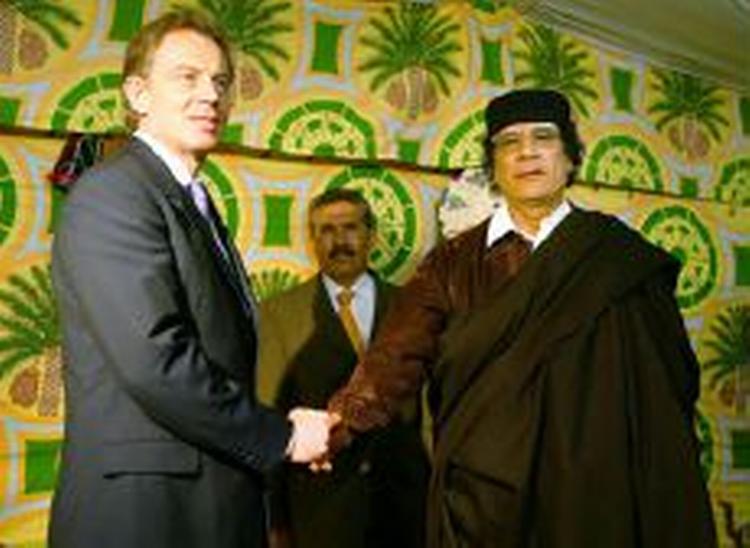 Gaddafi og Blair giver hånd i teltet i udkanten af Tripoli. - Foto: AP 