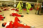 Italienske beredskabsfolk har gennemført en øvelse med et simuleret gasangreb mod en station i Rom. - Foto: AP 