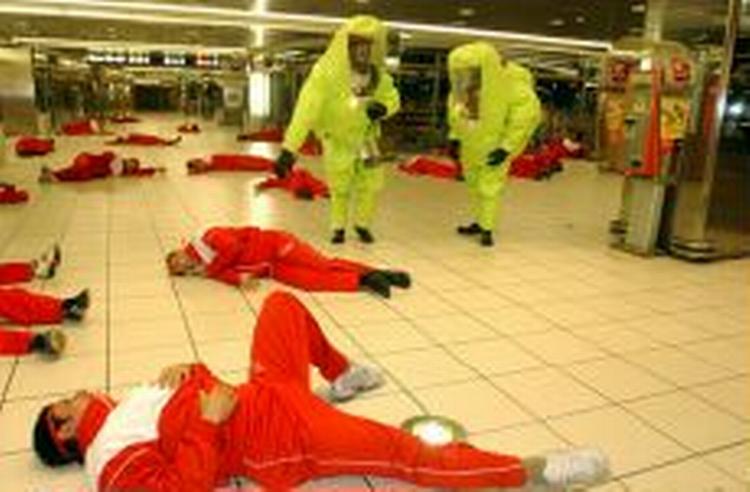 Italienske beredskabsfolk har gennemført en øvelse med et simuleret gasangreb mod en station i Rom. - Foto: AP 