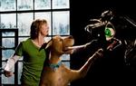 Hund vs. monster. Det er lige så godt som det lyder. - PR-foto: Warner 