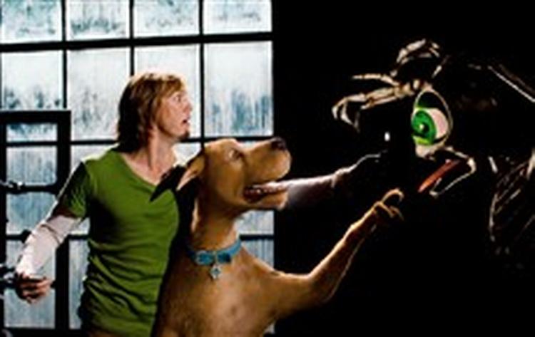 Hund vs. monster. Det er lige så godt som det lyder. - PR-foto: Warner 
