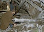 To mænd leder efter overlevende i ruinerne af et hus i landsbyen Kucukgecit nær Erzurum. - Foto: AP 