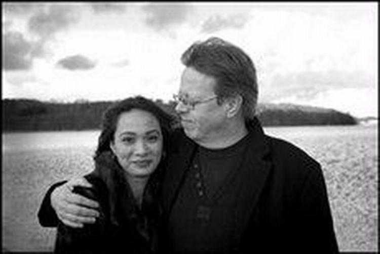 Fillipinskfødte Jane Gavino Beck-Hansen og hendes mand Steen fik afslag på familiesammenføring. Så flyttede de lige syd for den danske grænse. - Foto: Lars Skaaning 