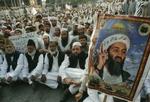 Pakistanere demonstrerer mod regeringens angreb på al-Qaeda. - Foto: AP 