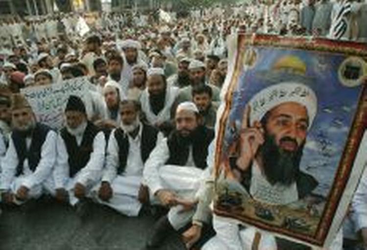 Pakistanere demonstrerer mod regeringens angreb på al-Qaeda. - Foto: AP 
