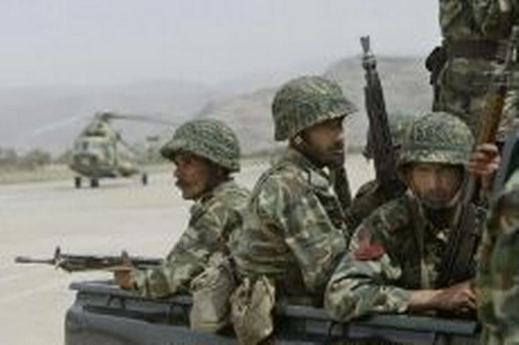 Pakistanske soldater bevogter en lufthavn i Sydwaziristan, hvor der i ugevis har været sammenstød med formodede al-Qaedafolk. - Foto: AP 