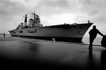 20.600 ton hangarskib ligger til kaj ved Langelinie i København. Der er åbent hus   eller skib   om bord på  Invincible  søndag imellem 14 og 16.   Foto: Jan Grarup 