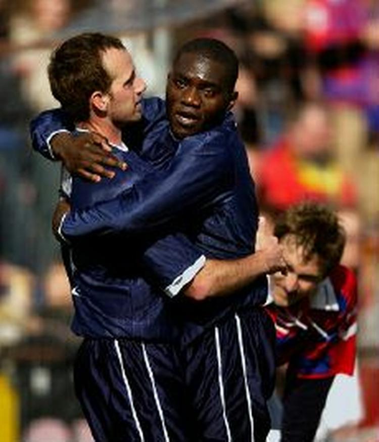 Lindrup og Miti jubler efter scoringen til 1-0. Senere stos Mwape Miti for endnu en scoring. - Foto: Jens Dresling 