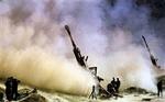 En af de kanoner, som svenske Bofors har solgt til Indien, i brug i den omstridte Kashmirregion under de voldsomme sammenstød mellem Indien og Pakistan i 1999.   Arkivfoto: Arko Datta 