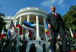 »I dag står de sammen med os som fuldgyldige og ligeværdige partnere i denne storslåede alliance«, sagde Bush ceremonien foran Det Hvide Hus. - Foto: AP 