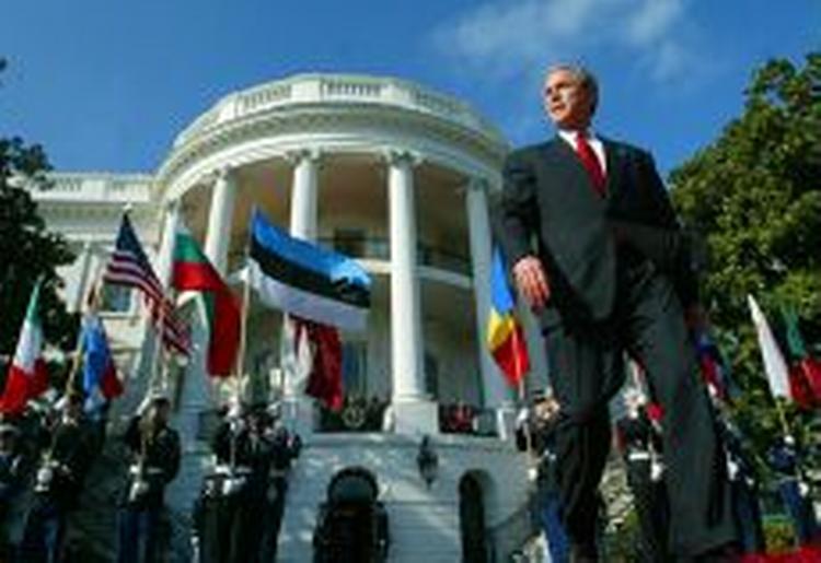 »I dag står de sammen med os som fuldgyldige og ligeværdige partnere i denne storslåede alliance«, sagde Bush ceremonien foran Det Hvide Hus. - Foto: AP 