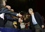 Der går op til tre uger, før John Kerry igen kan give hånd. - Foto: AP 