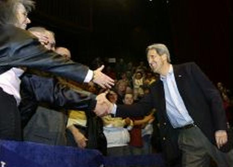 Der går op til tre uger, før John Kerry igen kan give hånd. - Foto: AP 