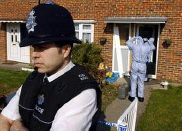 24 forskellige adresser har fået besøg af britisk politi i en storstilet razzia. - Foto: AP 