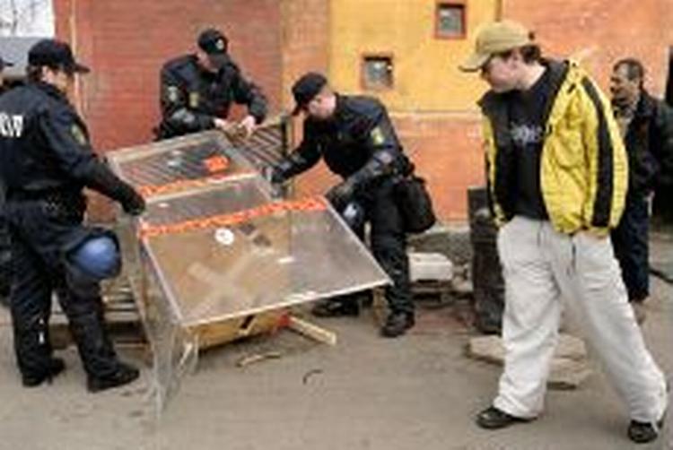 Politiet fjerner hashboder i forbindelse med aktionen for to uger siden. Politiet besøger fortsat dagligt Christiania i håbet om at kunne udrydde hashsalget fra området. - Foto: Peter Hove OIesen 