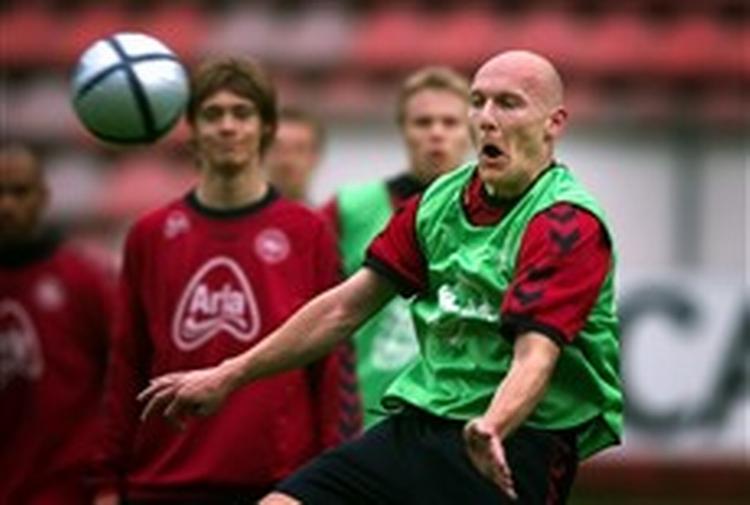 Uden Christian Poulsen og Morten Wieghorst skal Thomas Gravesen have en ny makker på den centrale midtbane. Mod Spanien bliver det Daniel Jensen. - Foto: Finn Frandsen 