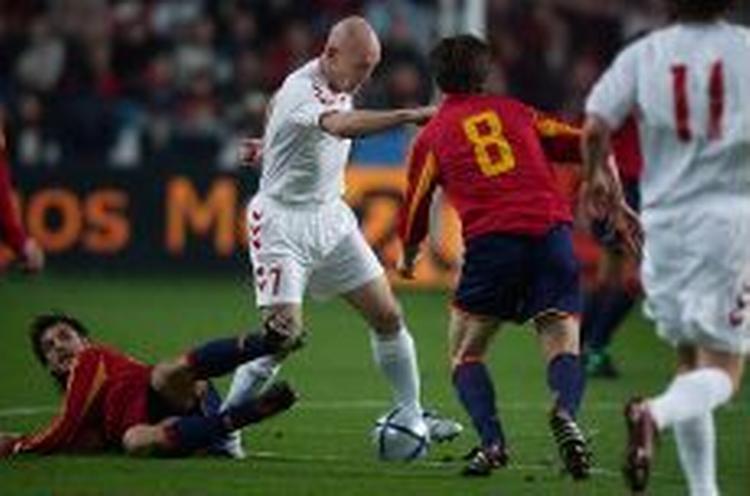 Danmark spillede en god 1. halvleg, men faldt noget sammen, da Spanien sendte førsteholdet på banen i 2. halvleg. Thomas Gravesen var endnu engang blandt Danmarks bedste.   Foto: Finn Frandsen 