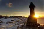 Der er smukt i Grønland, men det kan være ensomt at bo der. Her skuer statuen af Hans Egede ud over Nuuk Fjord og den gamle kolonihavn. - Foto: Niels Hougaard 