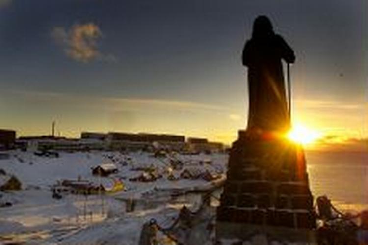 Der er smukt i Grønland, men det kan være ensomt at bo der. Her skuer statuen af Hans Egede ud over Nuuk Fjord og den gamle kolonihavn. - Foto: Niels Hougaard 