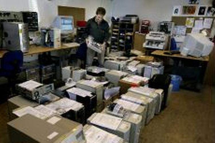 En kriminalbetjent fra politiets it-sektion blandt nogle af de mange beslagte computere ved børnepornorazziaen. - Foto: Jacob Ehrbahn 
