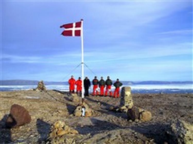 I 2002 gik mandskabet fra inspektionsskibet  Vædderen  i land for at bygge en varde og rejse en ny flagstang på Hans Ø s sydøstlige hjørne. - Foto: Søværnet 