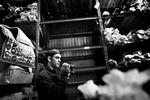 Der lå tæpper i den store lagerbygning i Ishøj inden politiets razzia. Her bliver skaderne optaget på film, hvis tæppehandleren i København skal modtage erstatning.   Foto: Martin Lehmann 