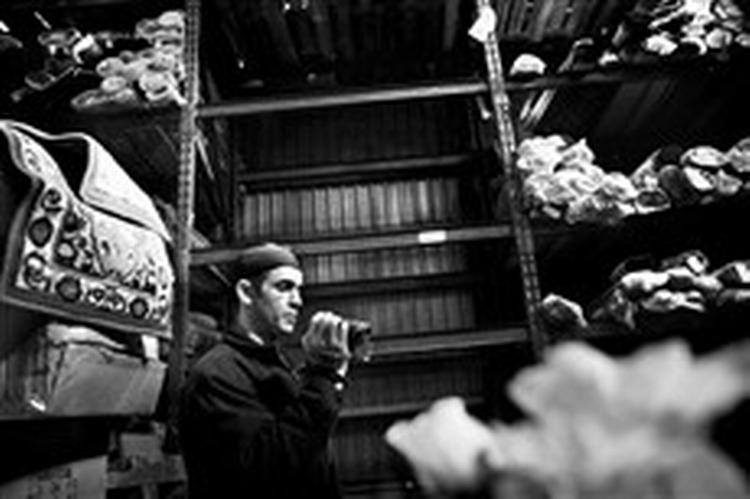 Der lå tæpper i den store lagerbygning i Ishøj inden politiets razzia. Her bliver skaderne optaget på film, hvis tæppehandleren i København skal modtage erstatning.   Foto: Martin Lehmann 