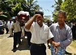 Rajan Sathiyamoorthy, kandidat for et tamilsk parti, blev skudt i tirsdags og begravet i går. Der har været flere voldelige episoder under valgkampen.   Foto: Elizabeth Dalziel/AP 