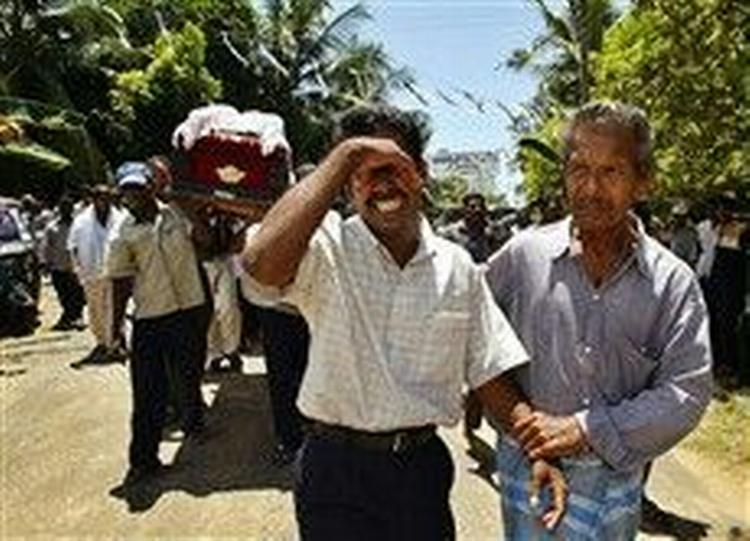 Rajan Sathiyamoorthy, kandidat for et tamilsk parti, blev skudt i tirsdags og begravet i går. Der har været flere voldelige episoder under valgkampen.   Foto: Elizabeth Dalziel/AP 