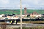 Spansk politi undersøger jernbaneskinnerne ved Toledo, hvor der er fundet en taske med 12 kilo sprængstof. - Foto: AP 