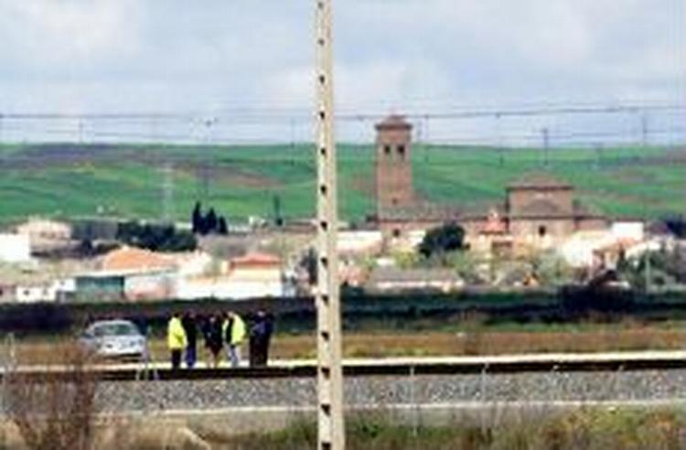 Spansk politi undersøger jernbaneskinnerne ved Toledo, hvor der er fundet en taske med 12 kilo sprængstof. - Foto: AP 