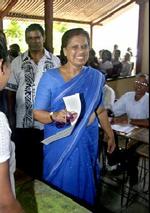 Præsident Chandrika Kumaratunga på vej til stemmeboksen. - Foto: AP 