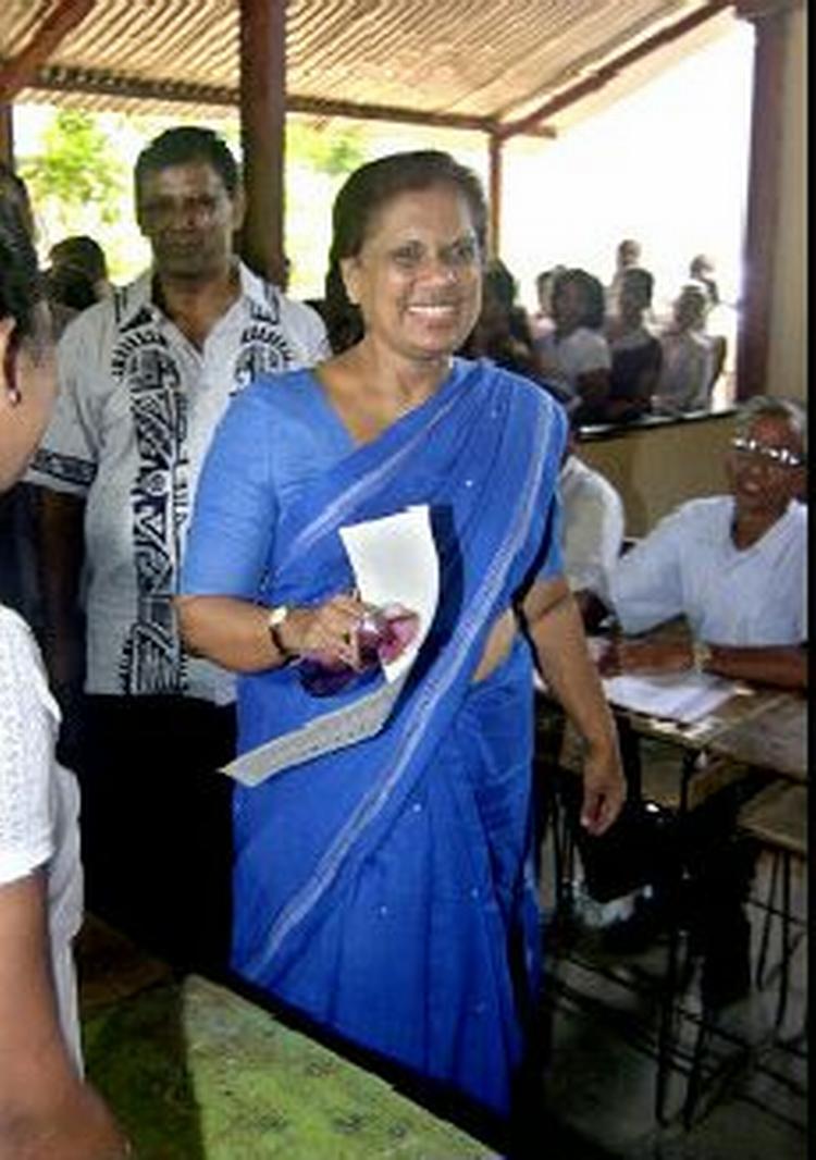Præsident Chandrika Kumaratunga på vej til stemmeboksen. - Foto: AP 