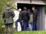 Fransk politi foran det hus i den vestlige del af Frankrig, hvor en ETA -leder blev anholdt lørdag. - Foto: AP 
