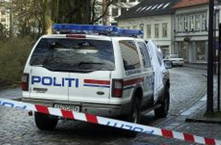 Den bil som den dræbte norske politibetjent kørte i, da han blev dræbt i går. Norsk politi har nu pågrebet to mistænkte i sagen. - Foto:AP 